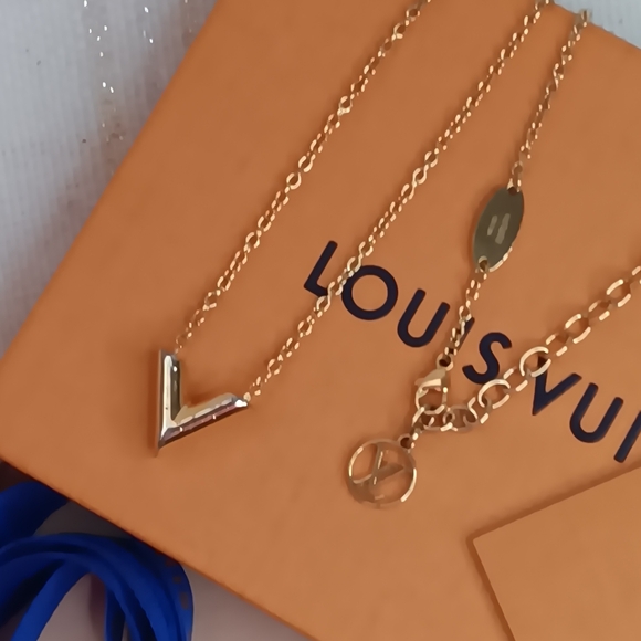 Louis Vuitton ✨️ Essentials V Necklace Gold - Picture 8 of 17